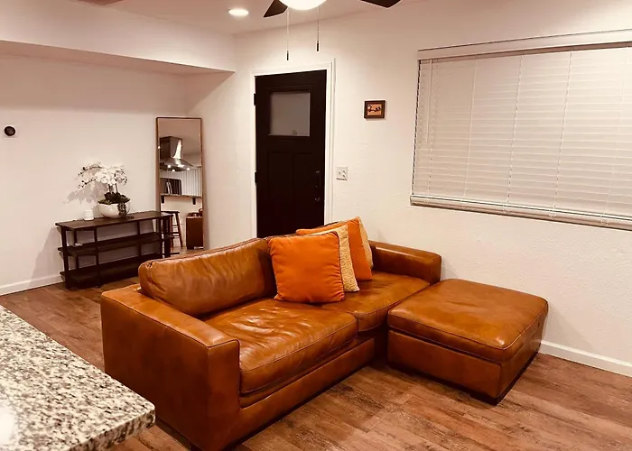 Peaceful 2-br Retreat In The Heart Of Apartment *