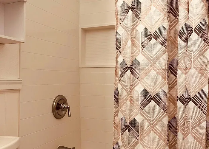 Peaceful 2-br Retreat In The Heart Of Apartment
