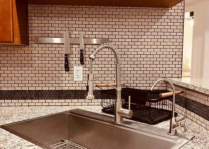 Peaceful 2-br Retreat In The Heart Of Apartment